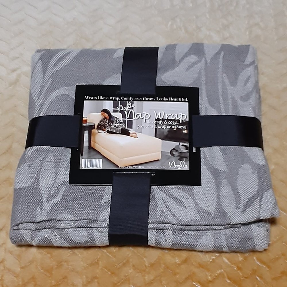 Noelle Nap Wrap Gray's Leafy Design. NIP.